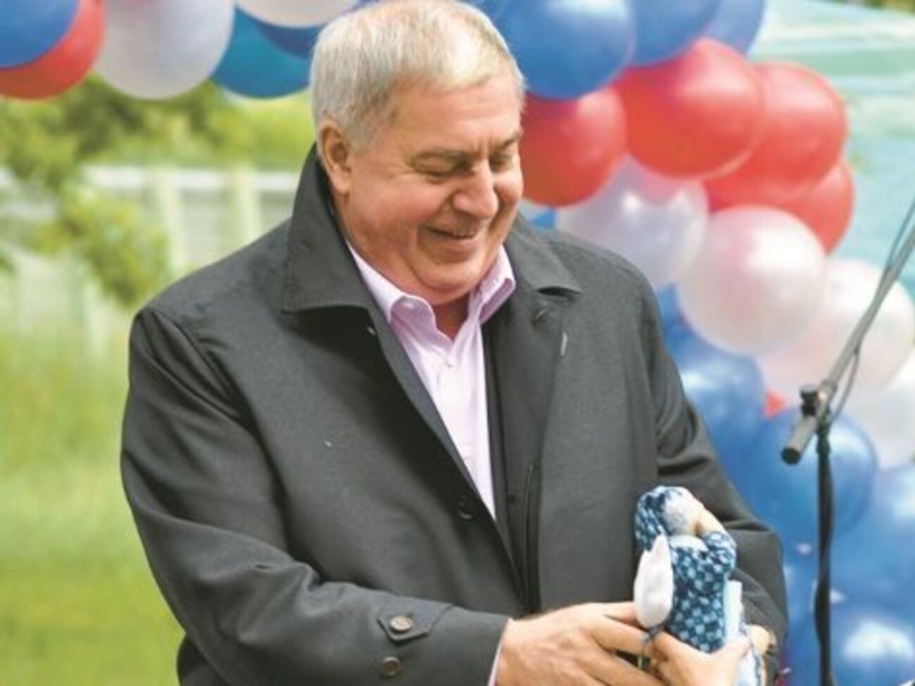 За оцінками Forbes, голова ради директорів компанії "Русснефть" і основний власник групи "Самфар" Михайло Гуцерієв володіє $5,5 млрд