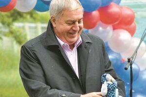 По оценкам Forbes, председатель совета директоров компании "Русснефть" и основной владелец группы "Самфар" Михаил Гуцериев владеет $5,5 млрд