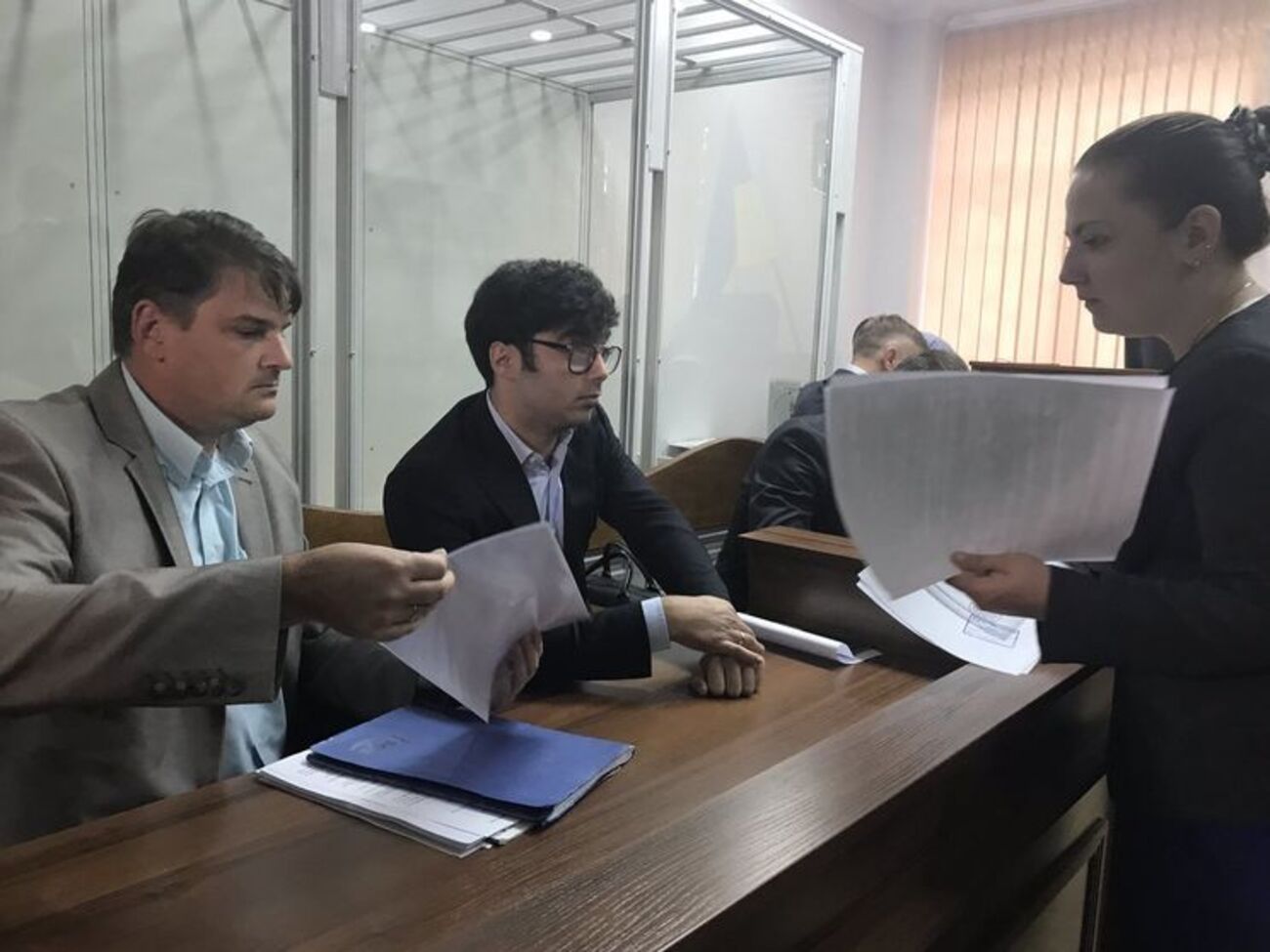 Шуфричу-младшему (в центре) вменяют нарушение правил безопасности дорожного движения, повлекшее тяжкие телесные повреждения