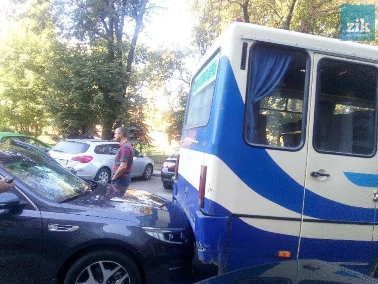 Автобус попал в ДТП у здания Львовской ОГА