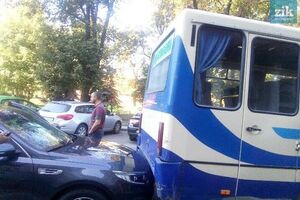 Автобус попал в ДТП у здания Львовской ОГА