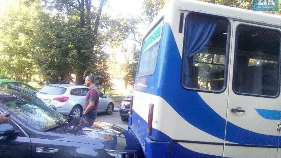 Автобус попал в ДТП у здания Львовской ОГА