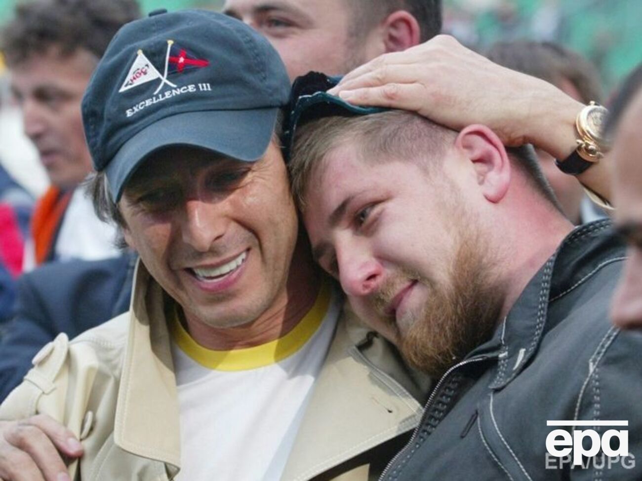 Джабраилов (слева на фото) якобы стрелял из пистолета Ярыгина, который подарил ему глава Чечни Рамзан Кадыров (справа на фото)