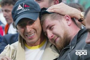 Джабраилов (слева на фото) якобы стрелял из пистолета Ярыгина, который подарил ему глава Чечни Рамзан Кадыров (справа на фото)