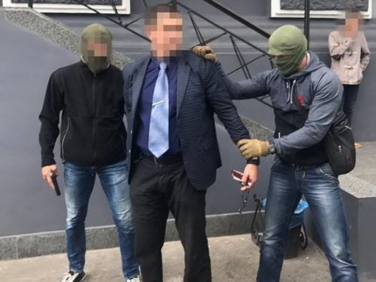 Правоохранители задержали инспектора в центре города во время получения денег