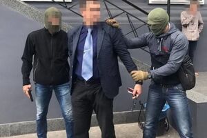 Правоохранители задержали инспектора в центре города во время получения денег
