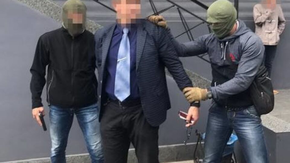 Правоохранители задержали инспектора в центре города во время получения денег