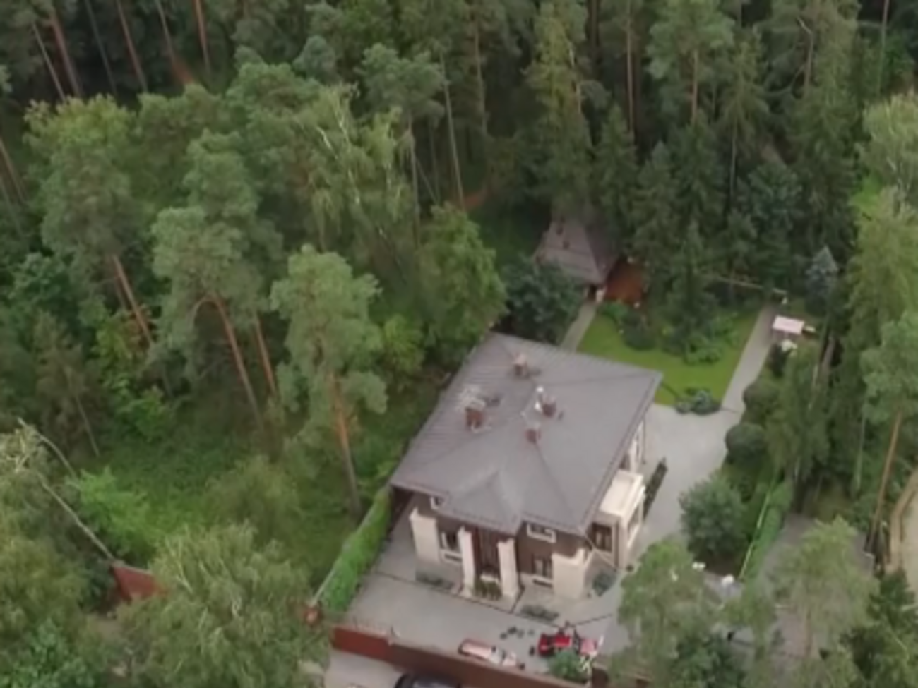 Дрон зробив кілька обльотів над будинком