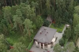 Дрон зробив кілька обльотів над будинком