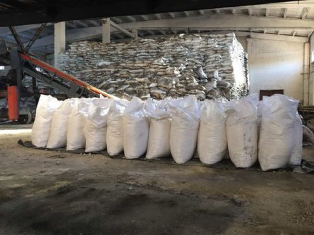 За версією слідства, цукор-пісок украли в період із липня 2015-го до лютого 2016 року