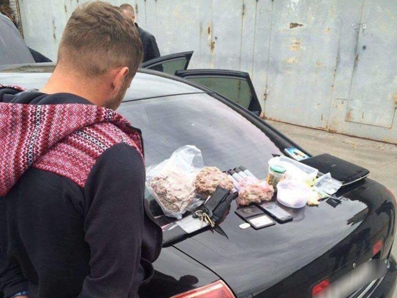 Під час обшуків у фігурантів провадження вилучили понад 6 кг амфетаміну, таблетки екстазі, а також хімічні реактиви