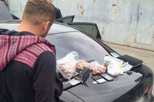 Під час обшуків у фігурантів провадження вилучили понад 6 кг амфетаміну, таблетки екстазі, а також хімічні реактиви