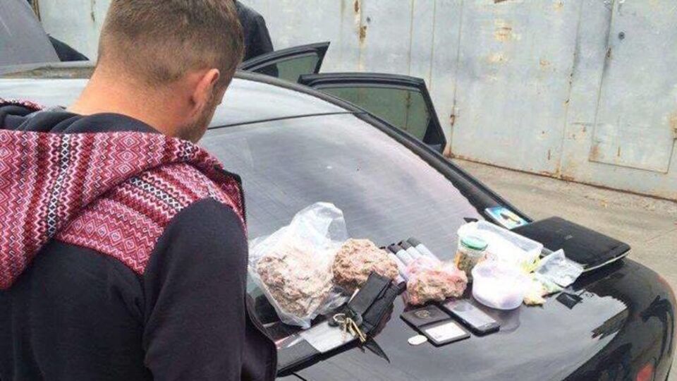 Під час обшуків у фігурантів провадження вилучили понад 6 кг амфетаміну, таблетки екстазі, а також хімічні реактиви