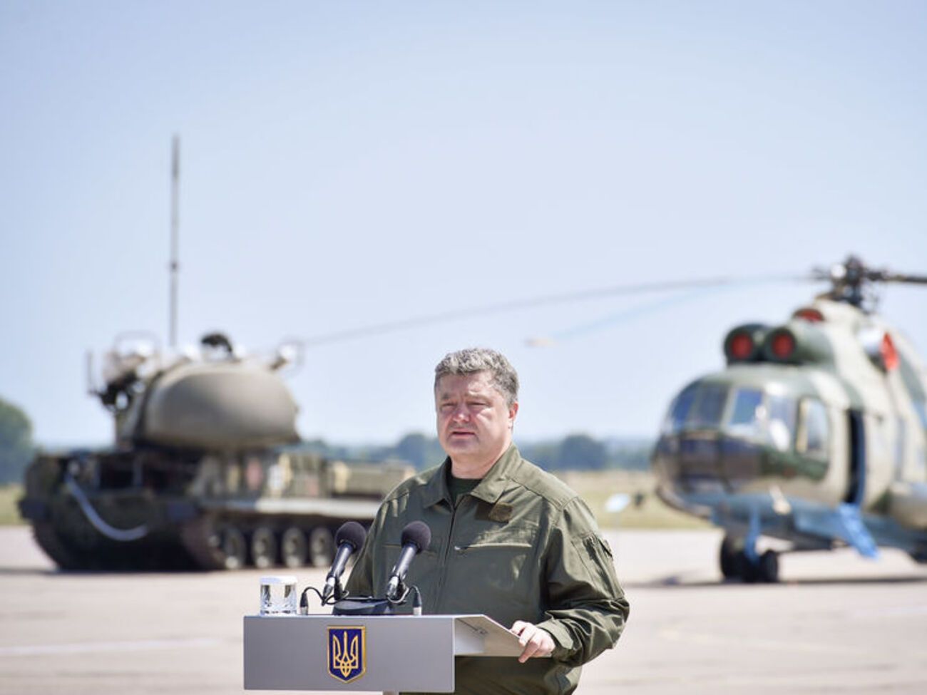 Порошенко особисто допомагає українській армії