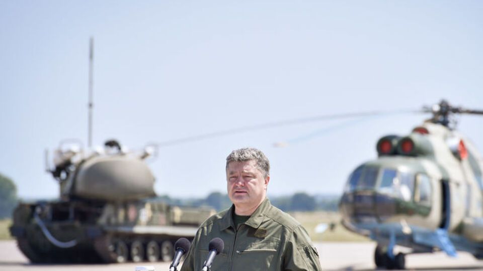 Порошенко особисто допомагає українській армії