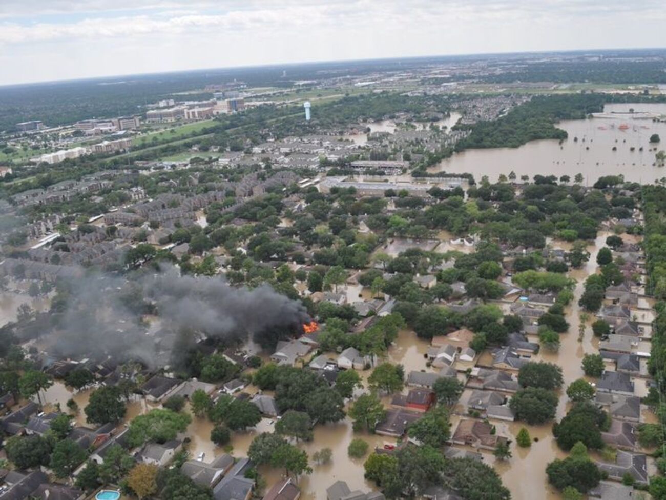 Взрывы произошли на затопленном заводе