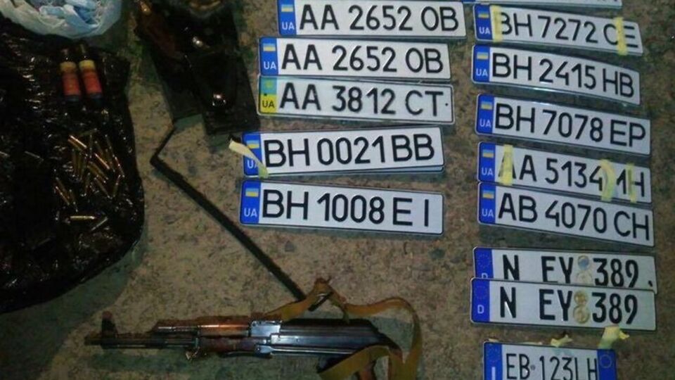 У затриманих провели обшуки