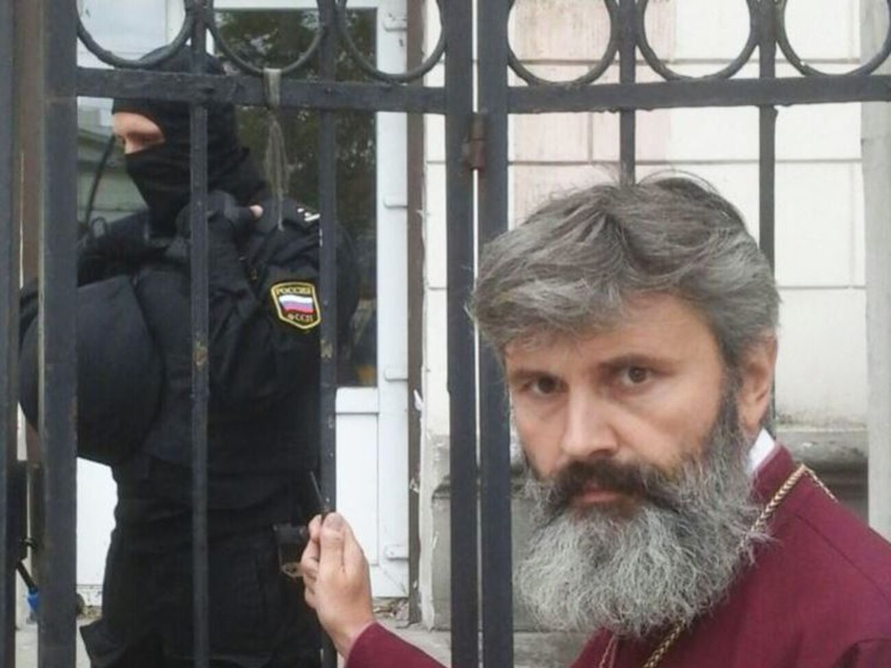 Владика Климент біля воріт заблокованого собору