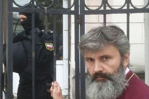 Владика Климент біля воріт заблокованого собору