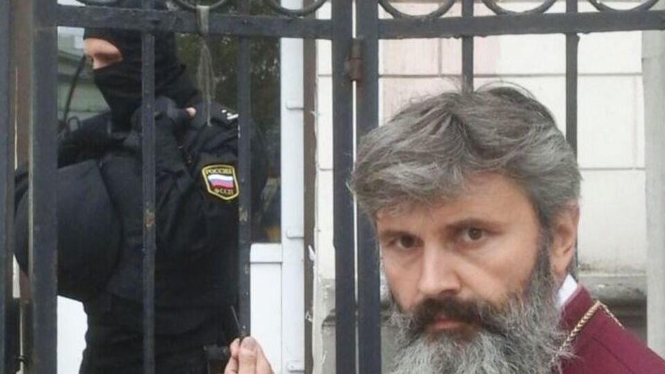 Владика Климент біля воріт заблокованого собору