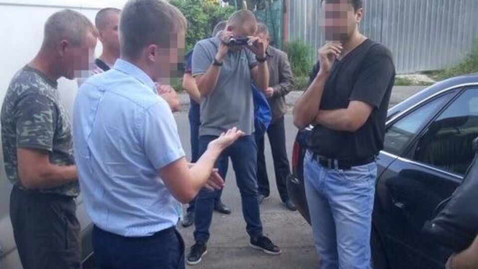 Сотрудники спецслужбы задержали злоумышленников в Луцке во время получения второй части взятки