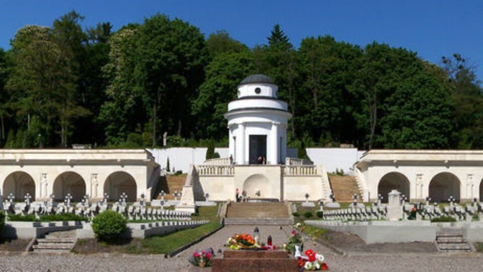 Изображение мемориала, посвященного польским военным, которые погибли в боях с армией ЗУНР и большевиками в 1918–1920 годах, вошло в список утвержденных рисунков для нового польского паспорта