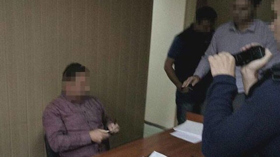 Детективи НАБУ затримали суддю на хабарі