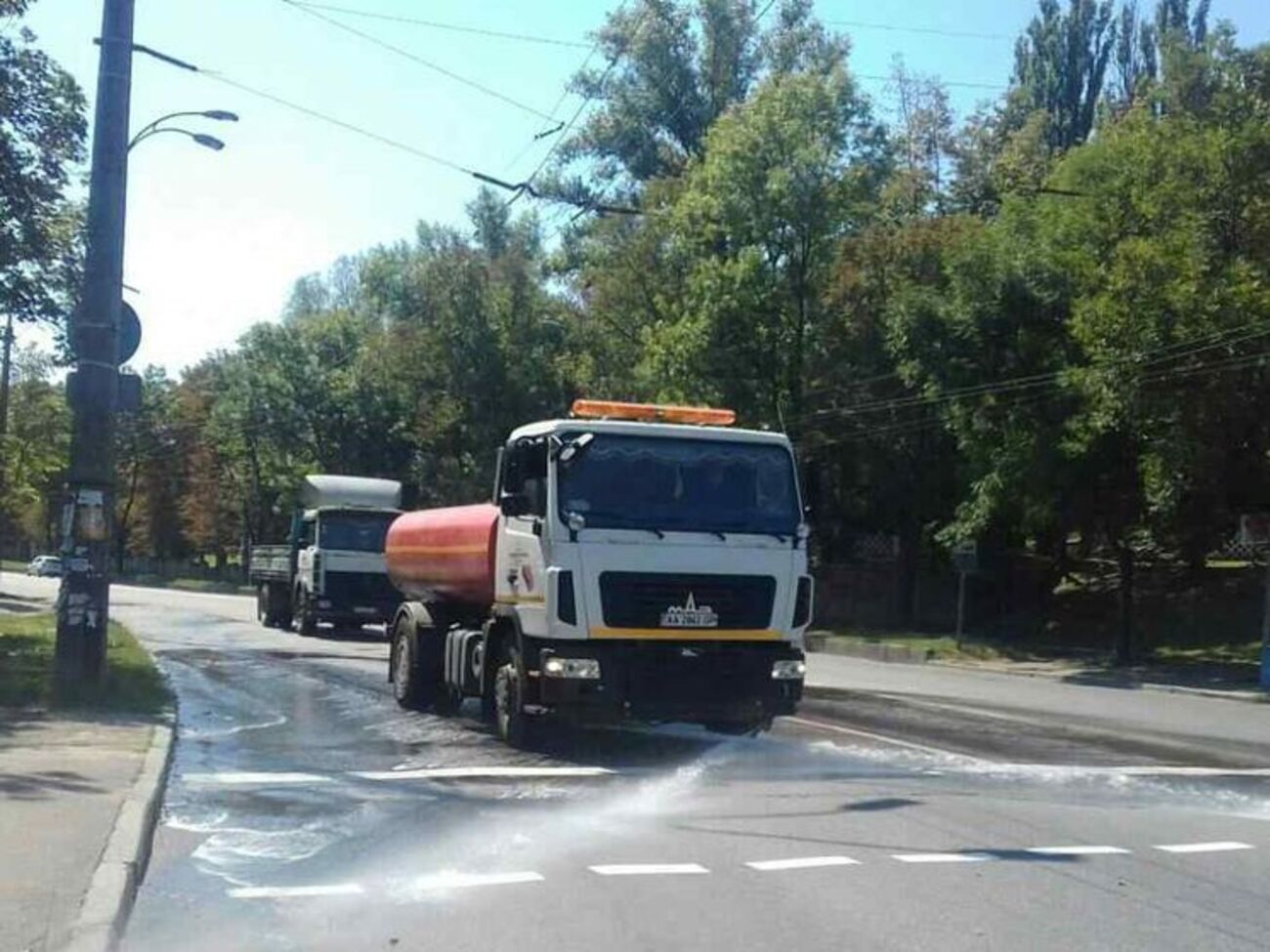 "Киевавтодор" поливает дороги в усиленном режиме