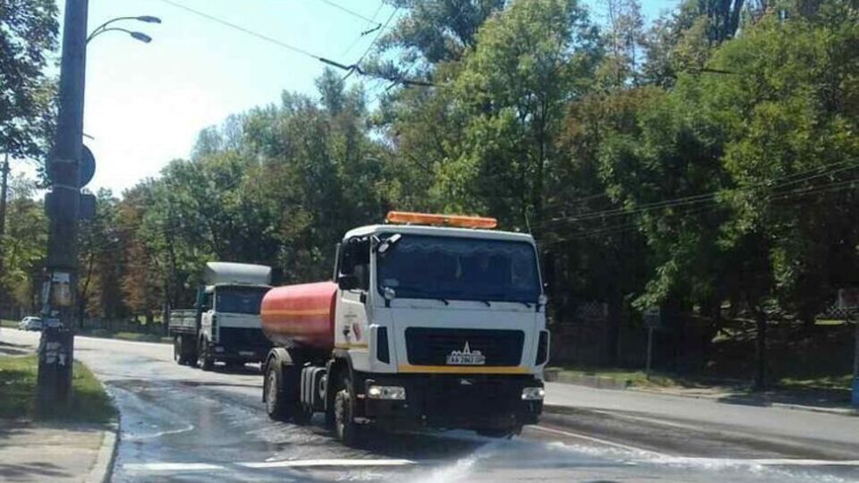 "Київавтодор" поливає дороги у посиленому режимі