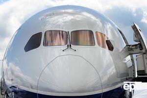 Boeing 787 Dreamliner – широкофюзеляжний дводвигуновий реактивний літак, здатний перевозити від 250 до 330 пасажирів
