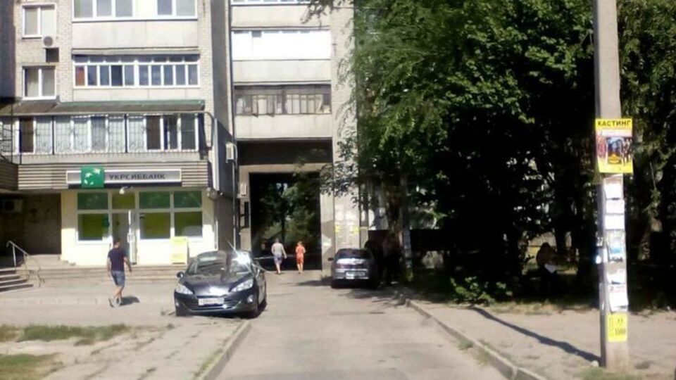 У чоловіка відібрали приблизно 100 тис. грн