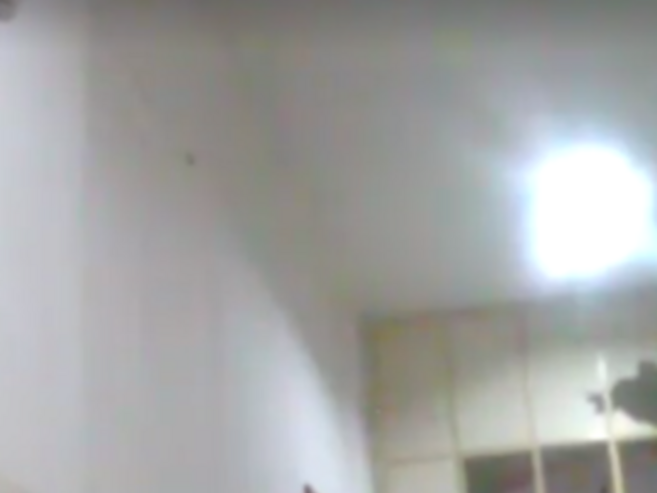 Полицейские, прикрываясь столом, зашли в палату