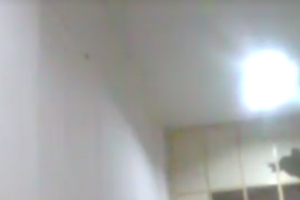 Полицейские, прикрываясь столом, зашли в палату