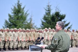 Порошенко: Підписаний наказ, згідно з яким буде збільшено грошове утримання військовослужбовців певних спеціальностей, яких потребує сьогодні українська армія