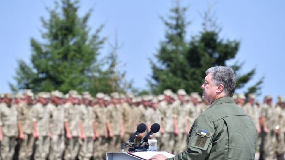 Порошенко: Подписан приказ, согласно которому будет увеличено денежное содержание военнослужащих определенных специальностей, в которых очень нуждается сегодня украинская армия