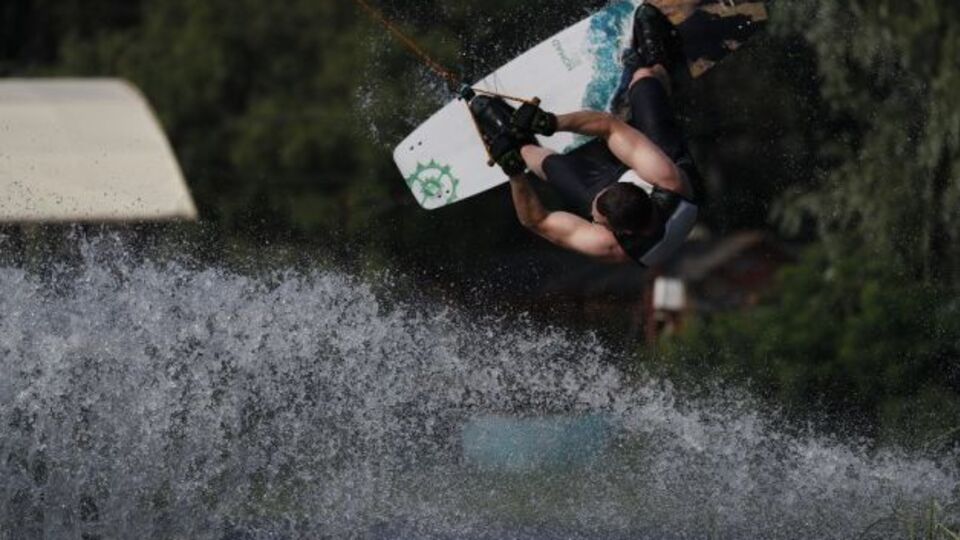 Кличко занялся вейкбордингом