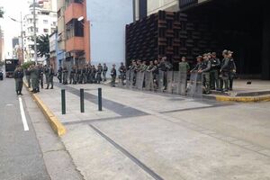 Люди в форме прибыли к зданию генпрокуратуры Венесуэлы около 13.00 по Киеву 5 августа