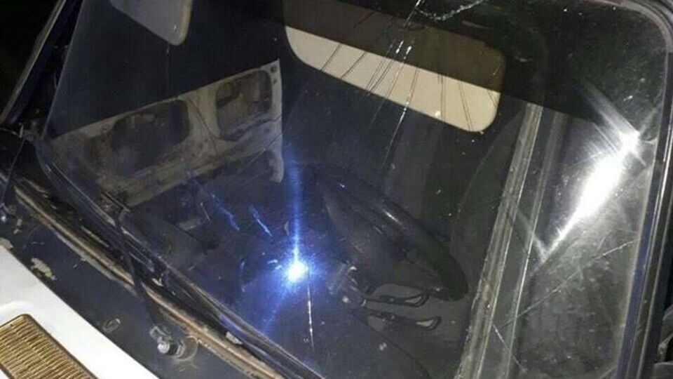 На требования об остановке водитель не отреагировал и попытался скрыться, при этом совершил столкновение с одним из патрульных авто