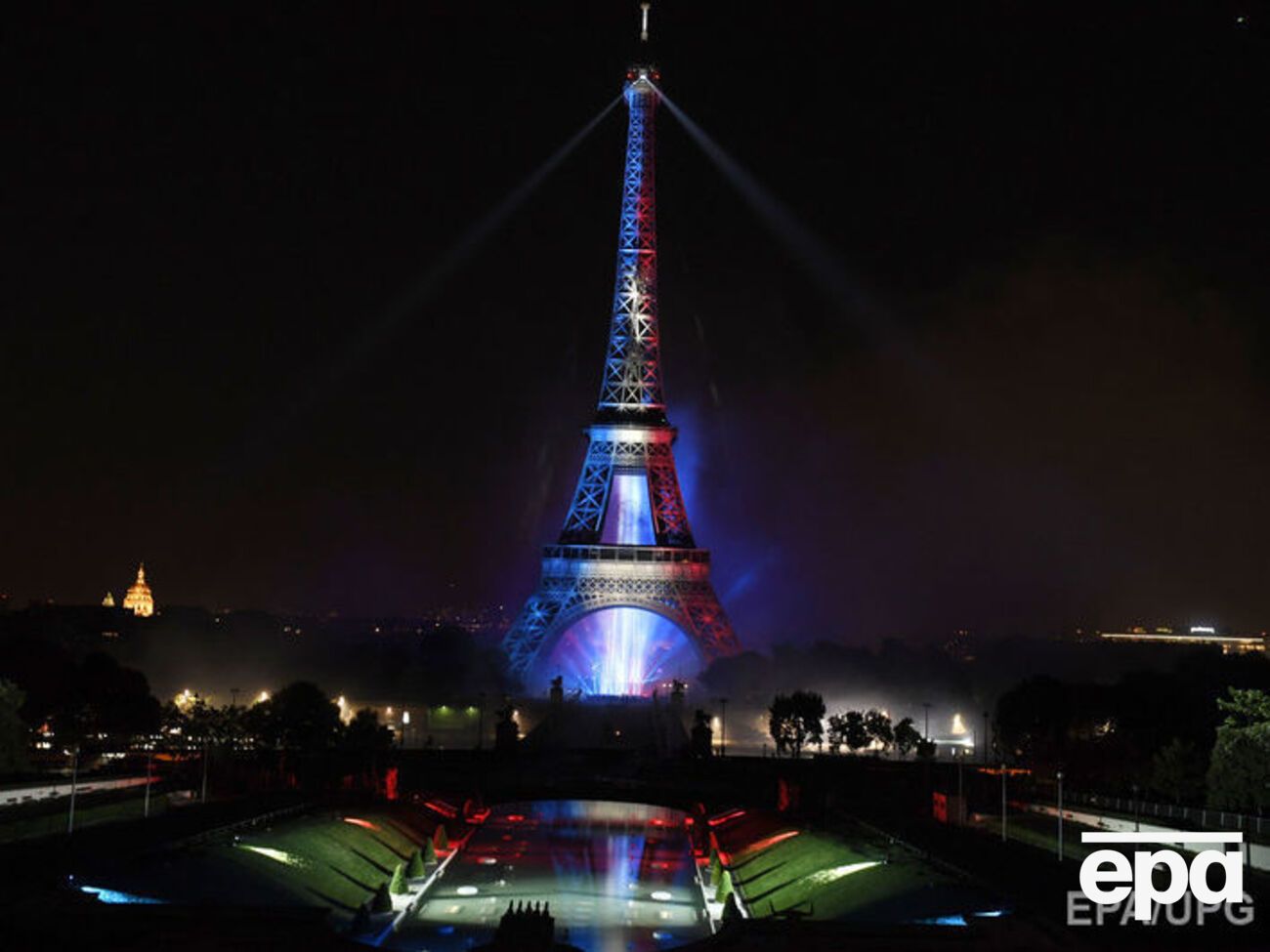 Сили безпеки 6 серпня попросили відвідувачів Ейфелевої вежі покинути її о 00.30, за 15 хвилин до закриття