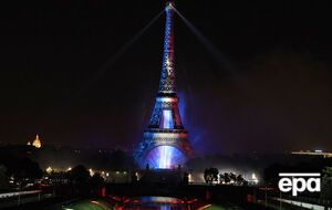 Сили безпеки 6 серпня попросили відвідувачів Ейфелевої вежі покинути її о 00.30, за 15 хвилин до закриття