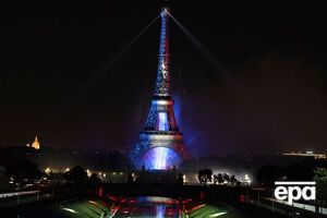 Силы безопасности 6 августа попросили посетителей Эйфелевой башни покинуть ее в 00.30, за 15 минут до закрытия