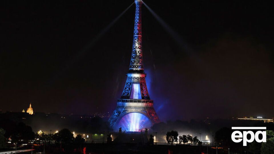 Сили безпеки 6 серпня попросили відвідувачів Ейфелевої вежі покинути її о 00.30, за 15 хвилин до закриття