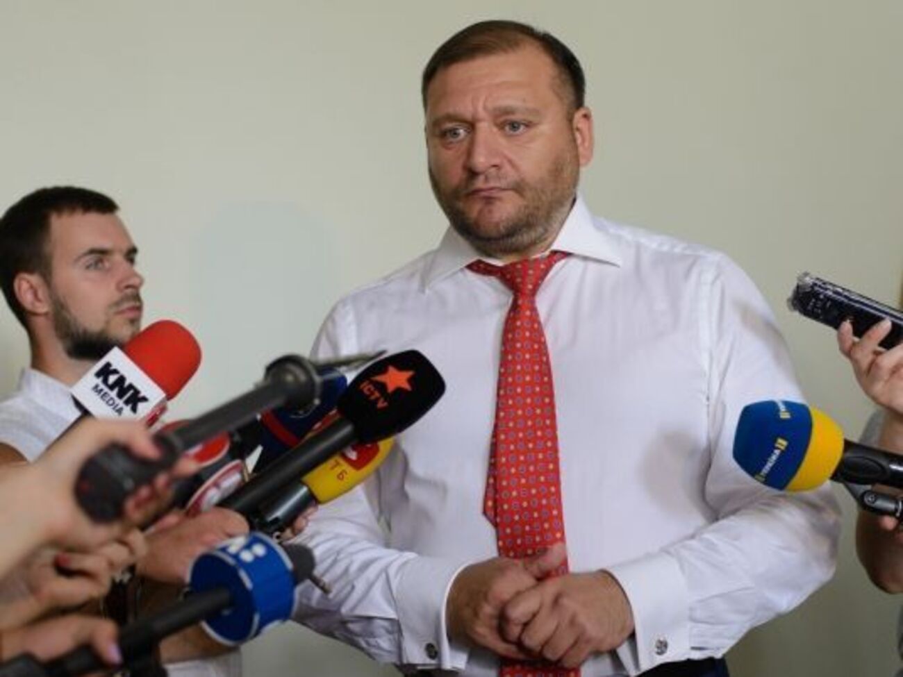 По словам Михаила Добкина, в парламенте у него самого "начинают слезиться глаза" и "как бы давление повышается"