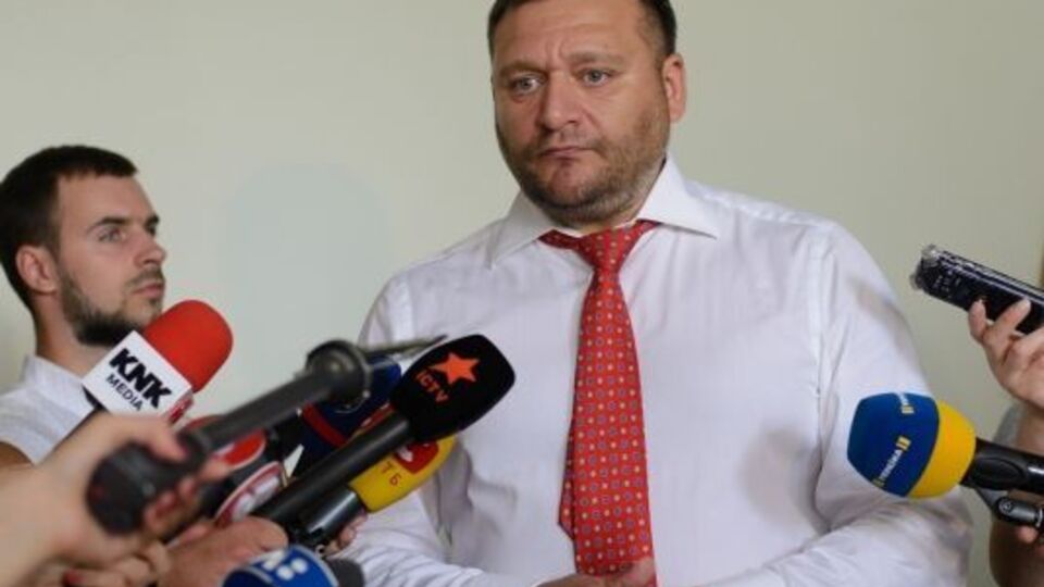 По словам Михаила Добкина, в парламенте у него самого "начинают слезиться глаза" и "как бы давление повышается"