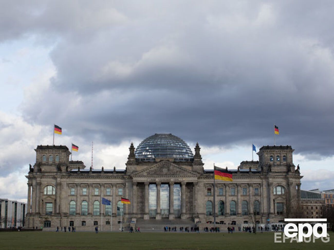 Китайців, які демонстрували нацистську символіку, помітили охоронці Рейхстагу