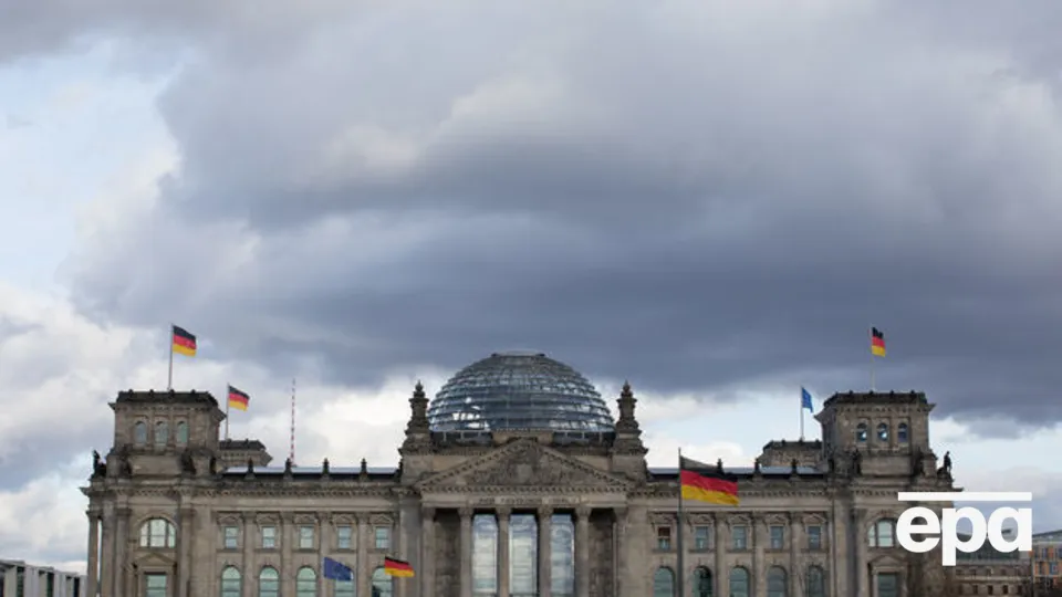 Китайців, які демонстрували нацистську символіку, помітили охоронці Рейхстагу