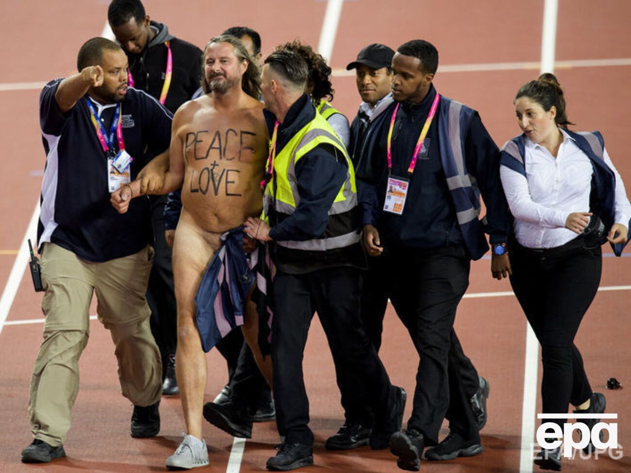 На животе стрикера было написано "мир и любовь"