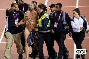 На животі стрикера було написано: "мир і любов"