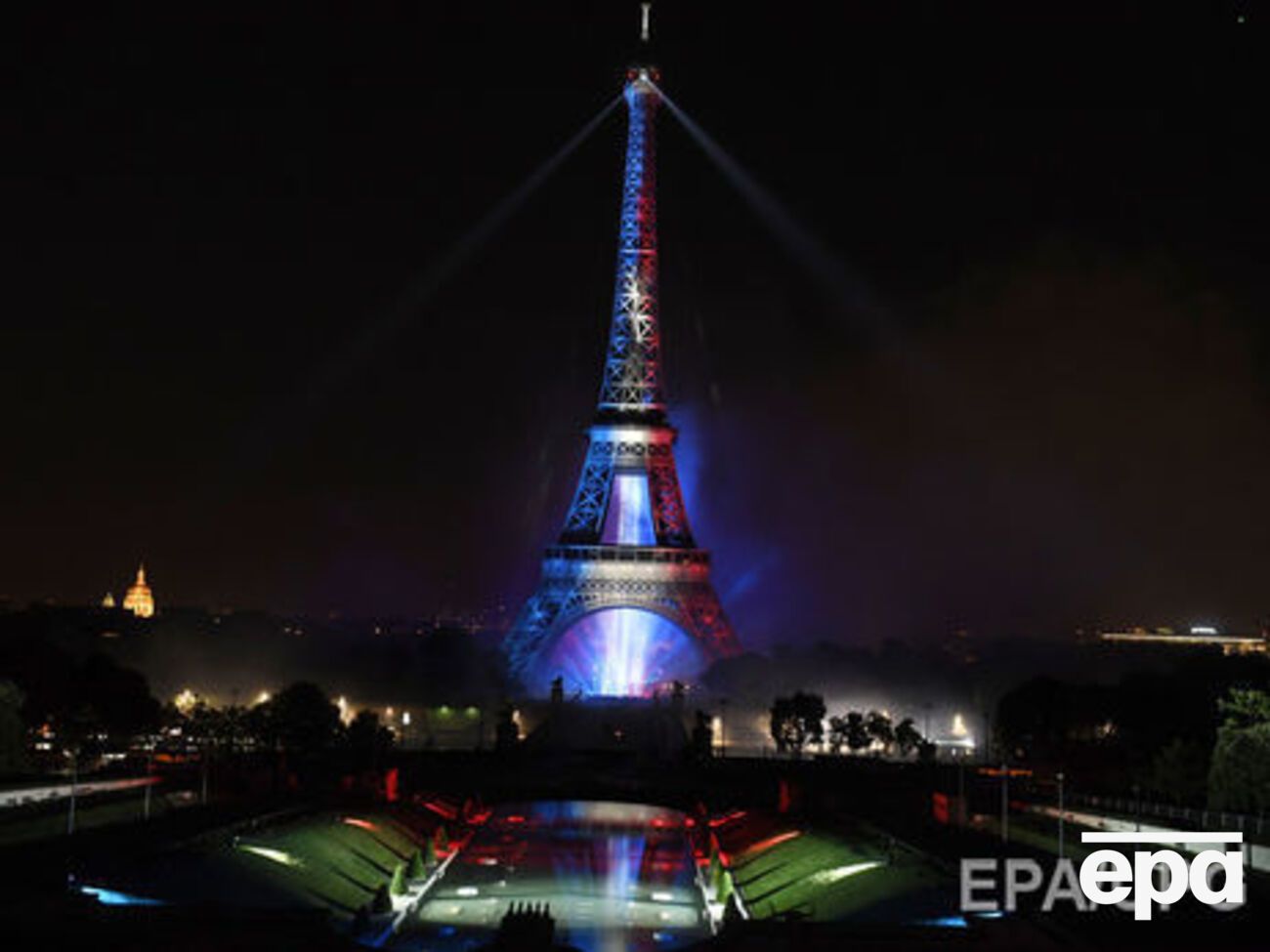 Учора чоловік із ножем намагався пробратися на Ейфелеву вежу, але його було затримано, ніхто не постраждав