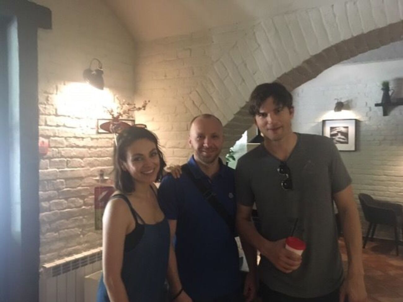 Кунис и Кутчер прошли по центру города и охотно фотографировались с местными жителями